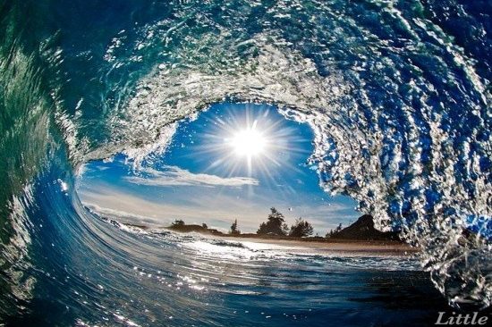 eutonie Blick durch eine Welle mit Sonnenstrahlen und blauem Himmel im Hintergrund.